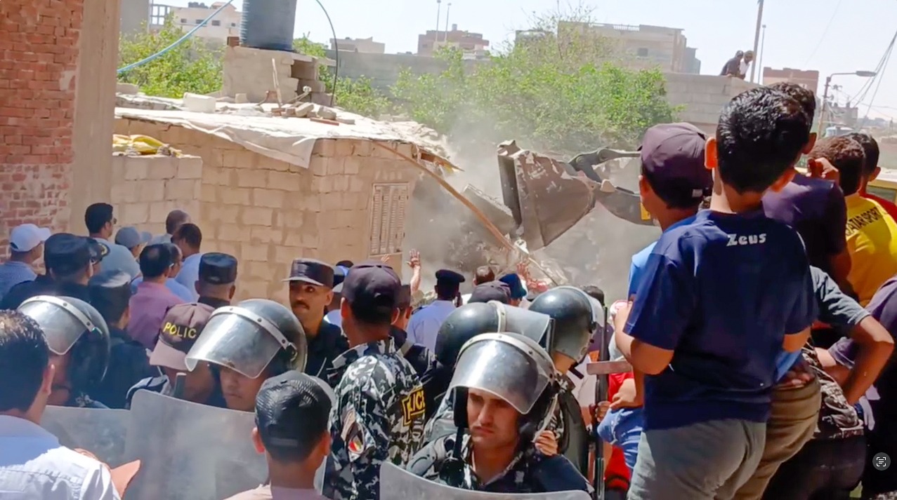 لليوم الثاني على التوالي.. استمرار أعمال الإزالة في حي ميناء العريش وسط رفض الأهالي