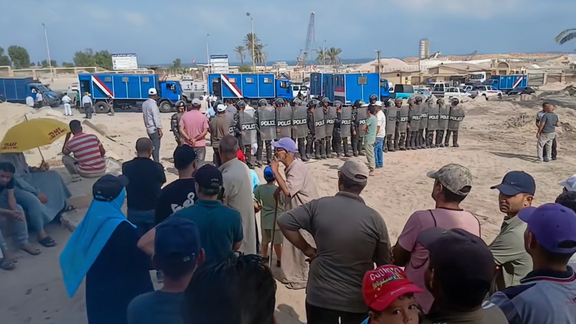 استمرار عمليات الهدم في حي الميناء بالعريش وسط احتجاجات الأهالي.. ولا تزال السلطات تحتجز 14 من السكان بعد مسيرة رافضة للتهجير