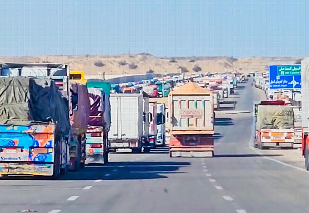 فيديو.. استمرار تكدس مئات الشاحنات المحملة بالمساعدات الانسانية والاغاثية أمام مطار العريش