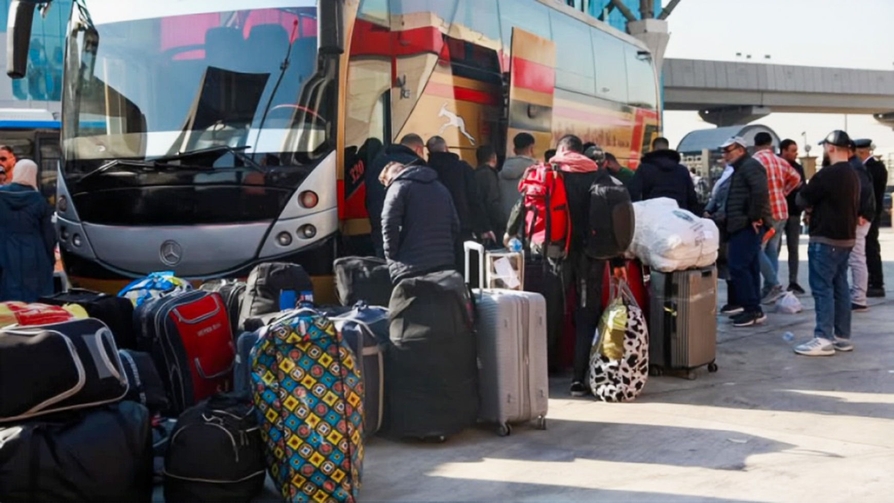 ترحيل قسري وتصعيد تمييزي.. مصر تحوّل السوريين/ات من مقيمين/ات ولاجئين/ات إلى 