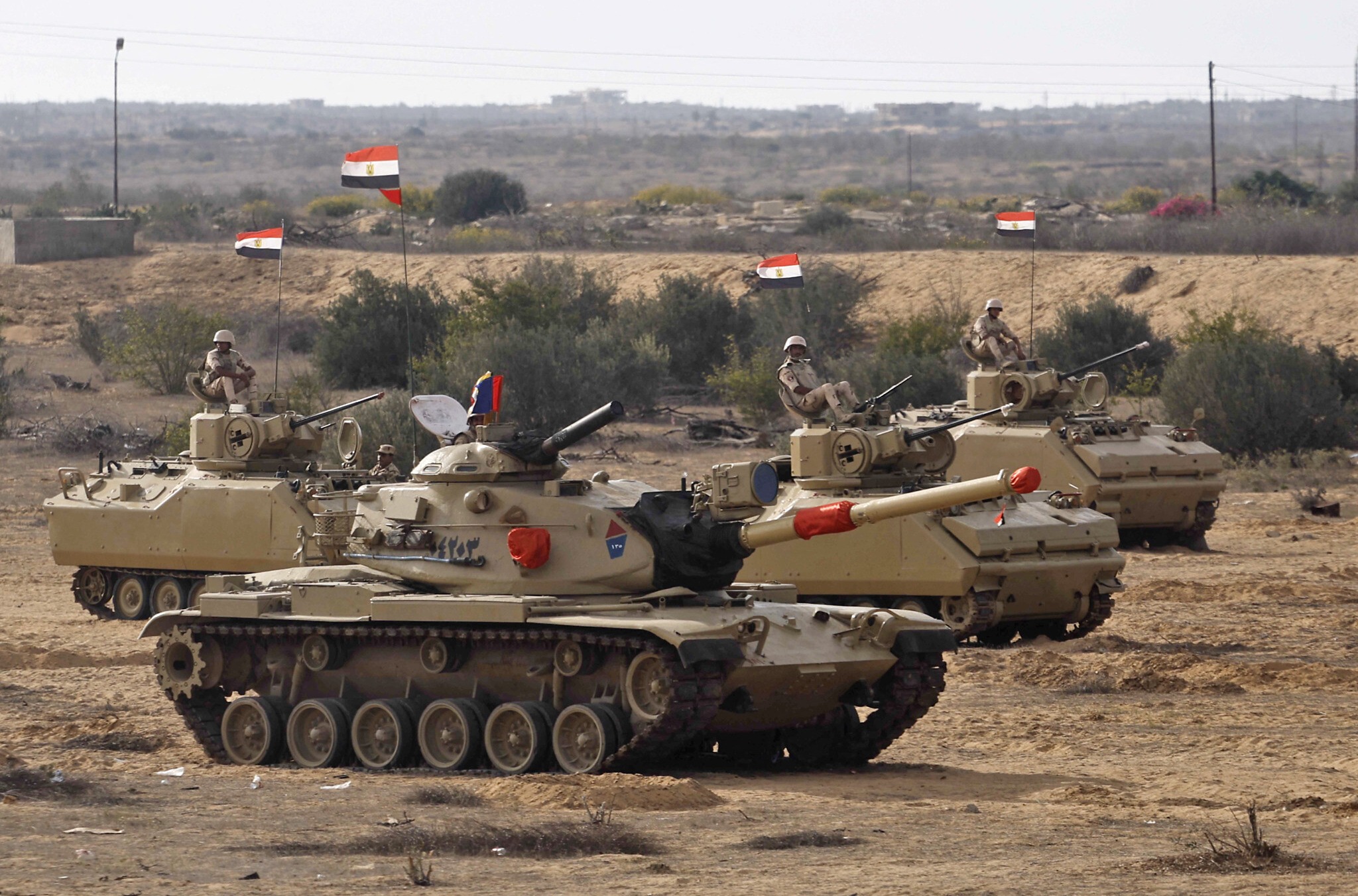 خاص: حصلت مؤسسة سيناء على صور حصرية لوصول تعزيزات عسكرية مصرية جديدة بالقرب من الحدود الدولية شرقي سيناء